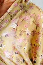 Load image into Gallery viewer, CENTER & MAIN- Go Anywhere Floral Kimono