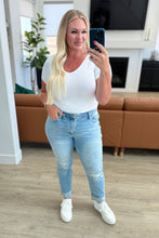 Load image into Gallery viewer, Sam Mid Rise Star Pocket Boyfriend Jeans BY JUDY BLUE