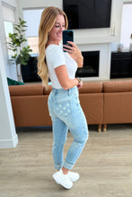 Load image into Gallery viewer, Sam Mid Rise Star Pocket Boyfriend Jeans BY JUDY BLUE