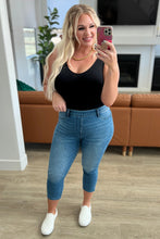 Load image into Gallery viewer, JUDY BLUE- Emily High Rise Cool Denim Pull On Capri Jeans