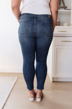 Load image into Gallery viewer, W23 Mid-Rise Relaxed Fit Mineral Wash Jeans