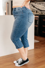 Load image into Gallery viewer, JUDY BLUE- Emily High Rise Cool Denim Pull On Capri Jeans
