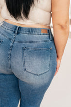 Load image into Gallery viewer, JUDY BLUE- Emily High Rise Cool Denim Pull On Capri Jeans
