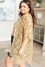 Load image into Gallery viewer, CENTER &amp; MAIN- Go Anywhere Floral Kimono
