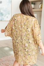 Load image into Gallery viewer, CENTER &amp; MAIN- Go Anywhere Floral Kimono
