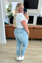 Load image into Gallery viewer, Sam Mid Rise Star Pocket Boyfriend Jeans BY JUDY BLUE
