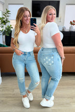 Load image into Gallery viewer, Sam Mid Rise Star Pocket Boyfriend Jeans BY JUDY BLUE
