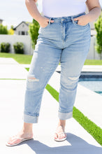 Load image into Gallery viewer, Sam Mid Rise Star Pocket Boyfriend Jeans BY JUDY BLUE
