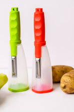 Load image into Gallery viewer, Keepin' It Tidy Fruit and Veggie Peeler Set
